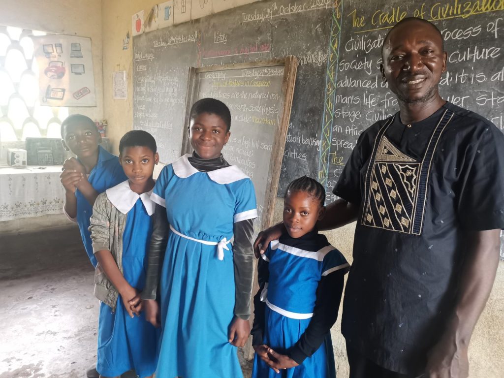 Project manager Randolf Etandow is regularly on site. COMIHAS also supports the children when they are ill and their families cannot pay the doctor's bills.